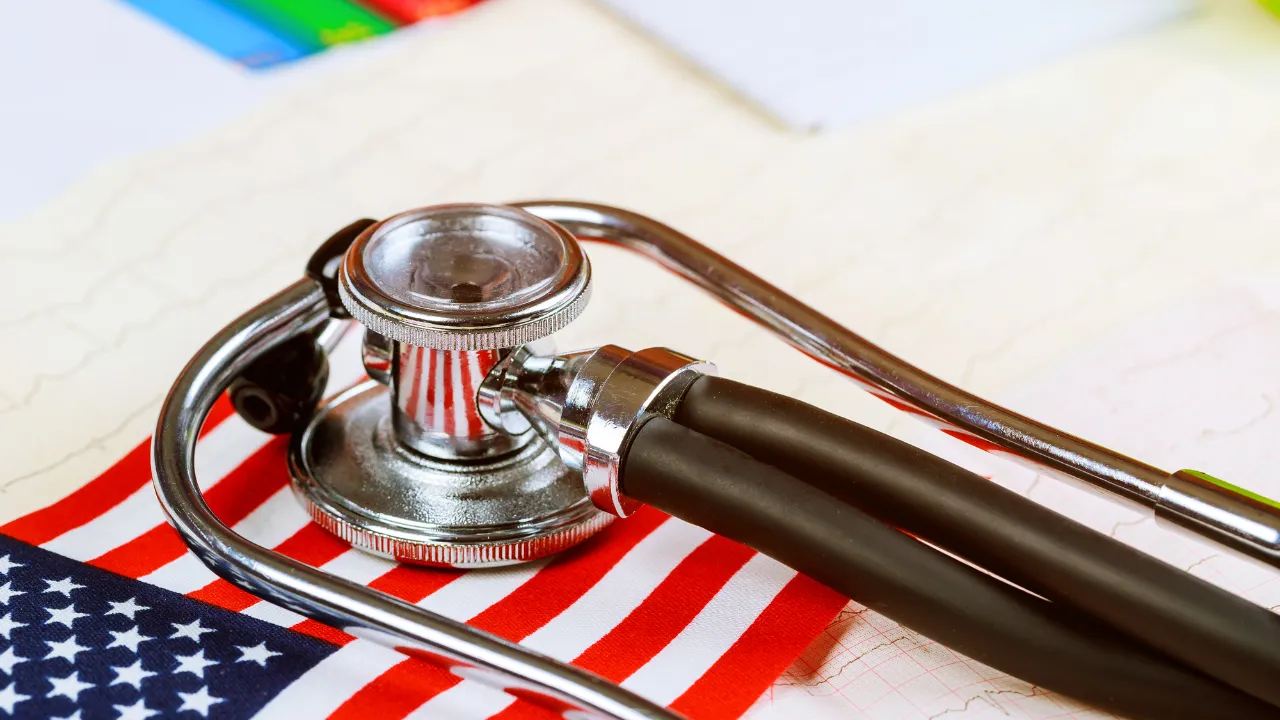 Amerika Sağlık Sistemi başlıklı blog yazısının öne çıkan görseli. Amerika Birleşik Devletleri'nin sağlık sistemi, yapısı ve işleyişi hakkında bilgi veren içerik görseli.