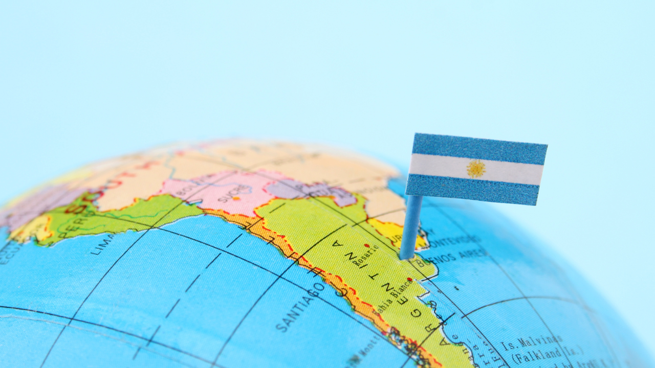 Arjantin Sağlık Sistemi başlıklı blog yazısının öne çıkan görseli. Arjantin sağlık sisteminin yapısı, işleyişi ve özellikleri hakkında bilgi veren içerik görseli.