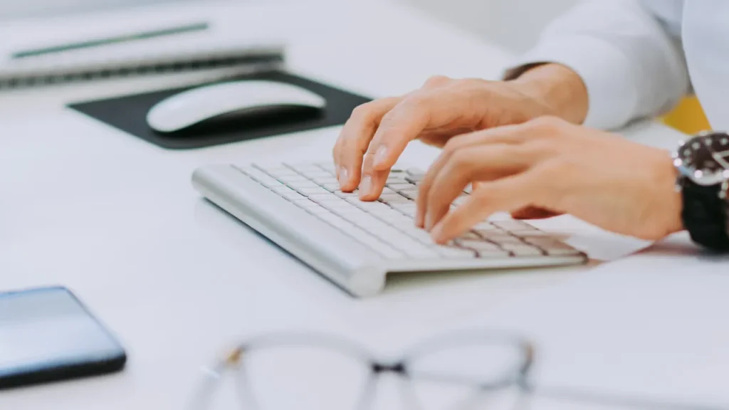 Sağlık Yönetimi Kariyerinde Başarılı Olabilmek İçin 10 İpucu başlıklı blog yazısının öne çıkan görseli. Sağlık yönetimi alanında kariyer hedeflerine ulaşmak için tavsiyeler içeren içerik görseli.