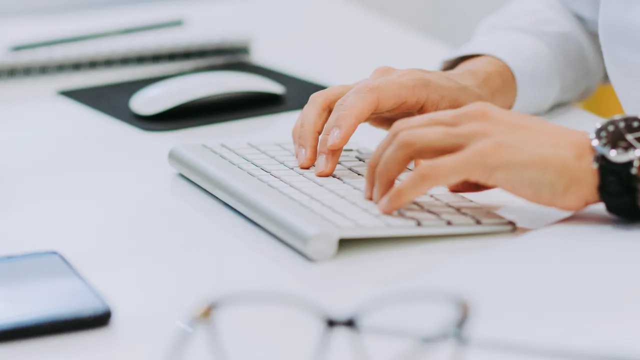 Sağlık Yönetimi Kariyerinde Başarılı Olabilmek İçin 10 İpucu başlıklı blog yazısının öne çıkan görseli. Sağlık yönetimi alanında kariyer hedeflerine ulaşmak için tavsiyeler içeren içerik görseli.